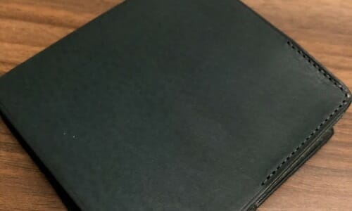 『SYRINX HITOE FOLD LISCIO レビュー』ミニマルと使いやすさが両立された二つ折り財布…！